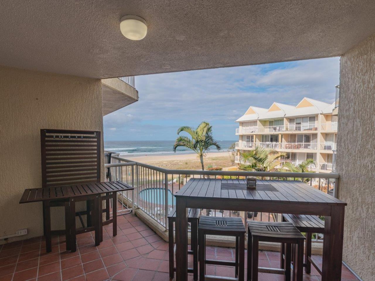 Crystal Beachfront Apartments Gold Coast Exterior photo