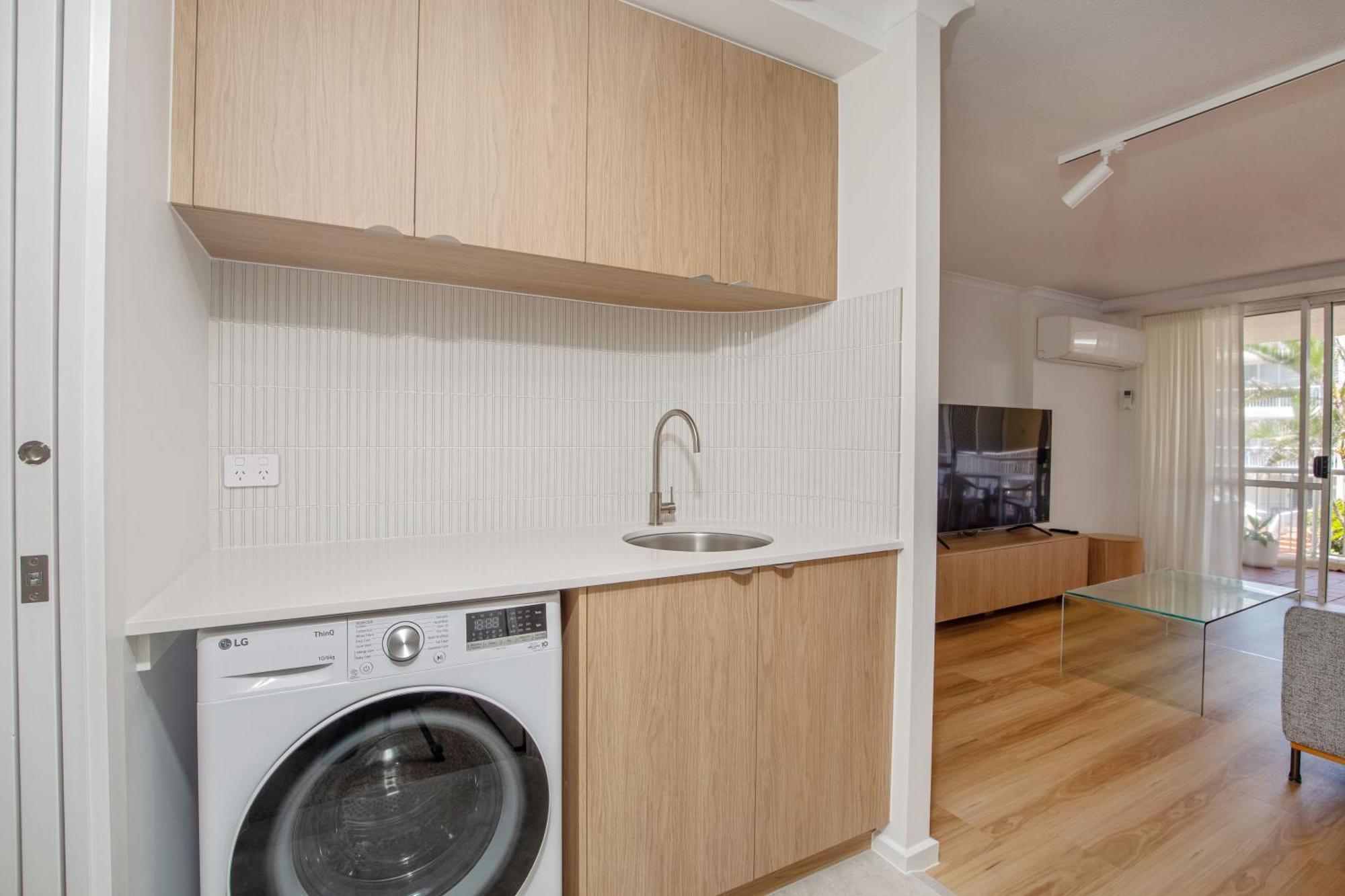 Crystal Beachfront Apartments Gold Coast Exterior photo